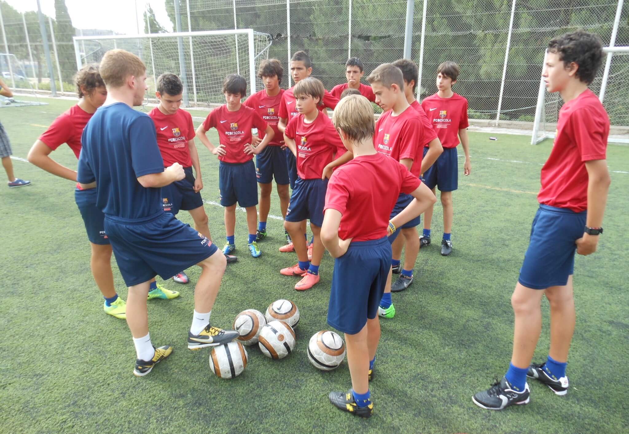 École de foot : le jeu du “saute-mouton” avec un ballon par joueur